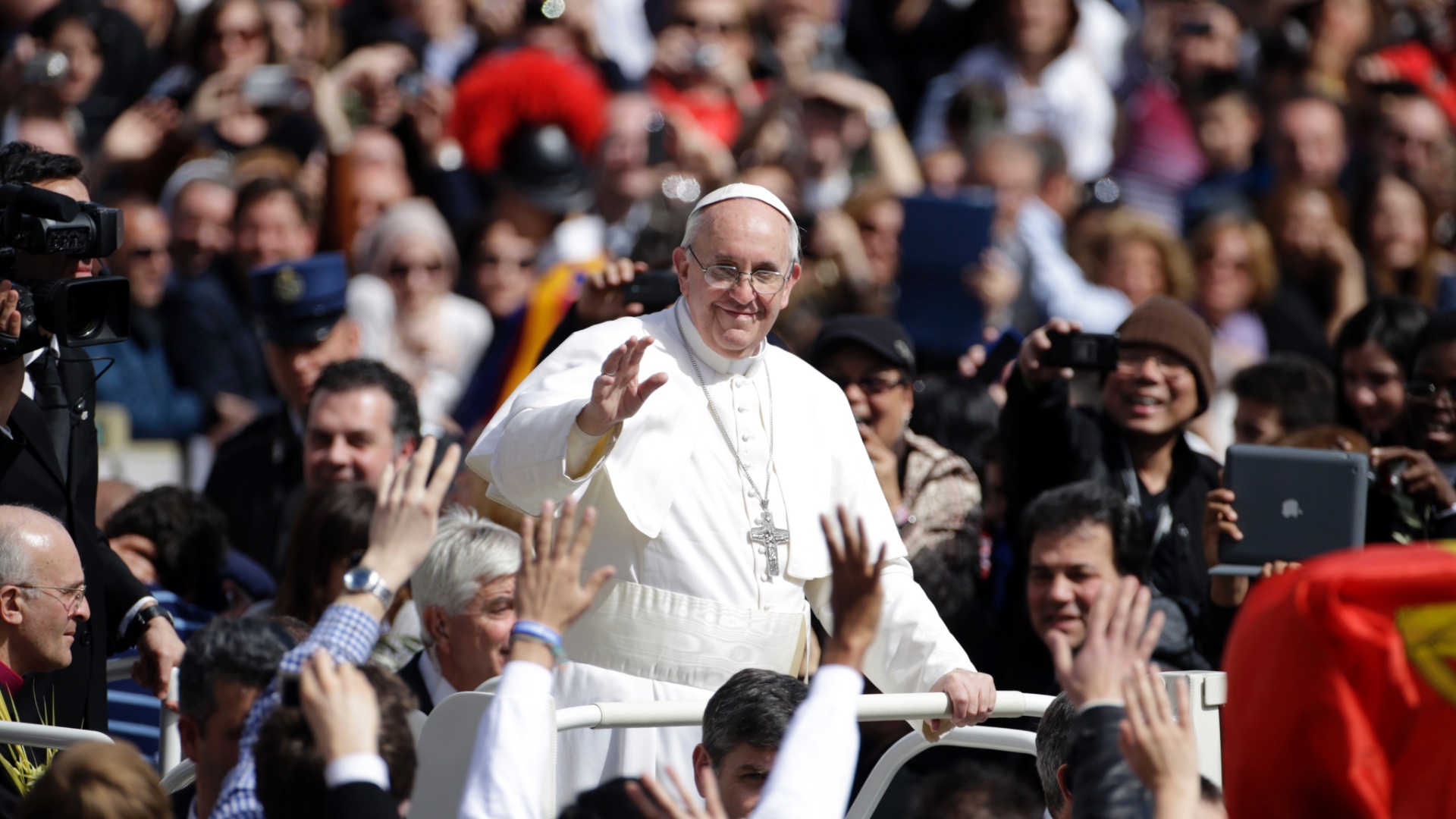Papa no meio da multidão na Missa de Ramos